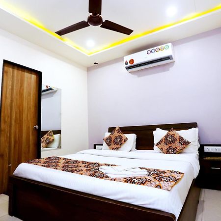 ראג'קוט Hotel Blue Leaf מראה חיצוני תמונה
