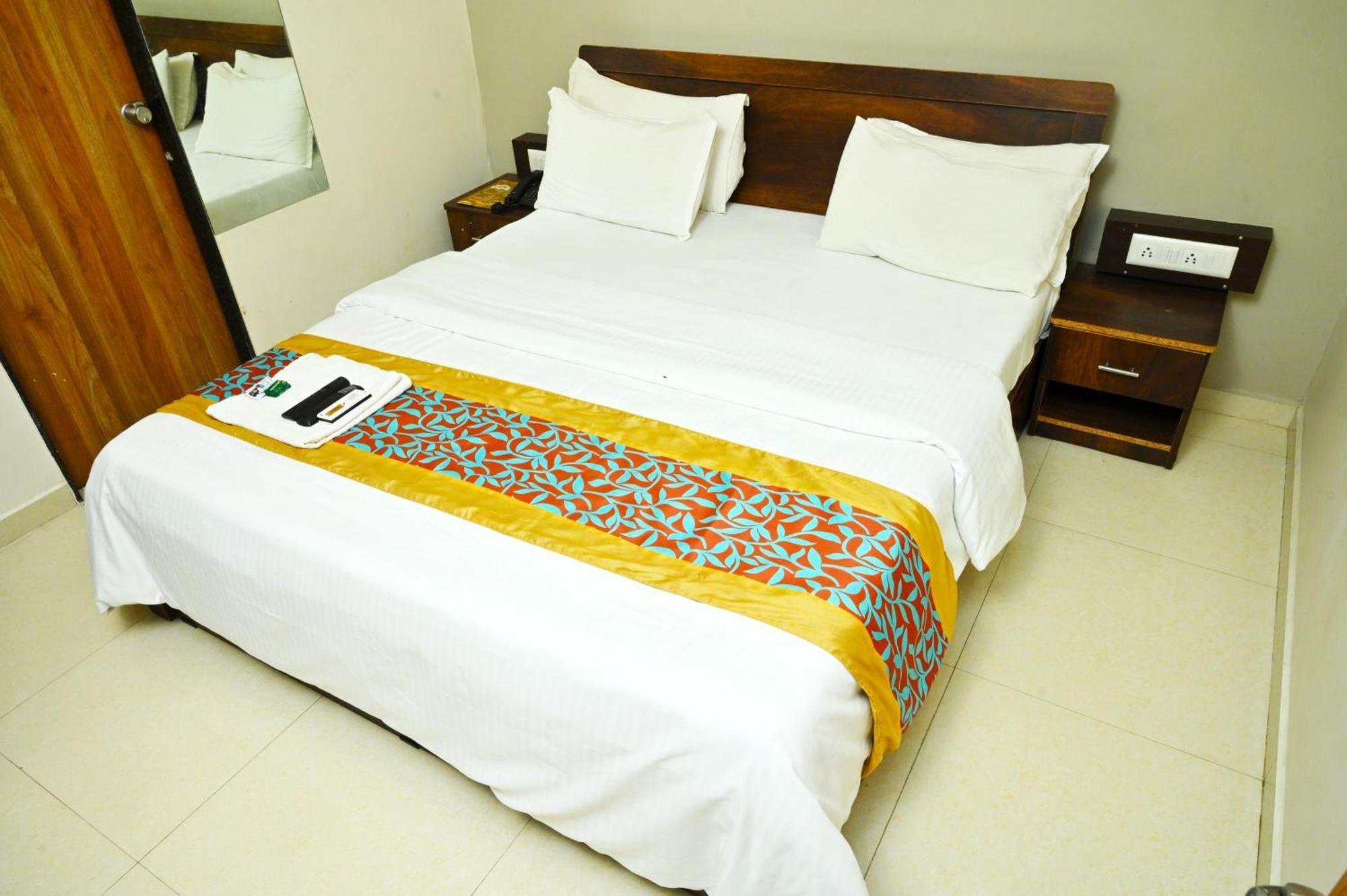 ראג'קוט Hotel Blue Leaf מראה חיצוני תמונה