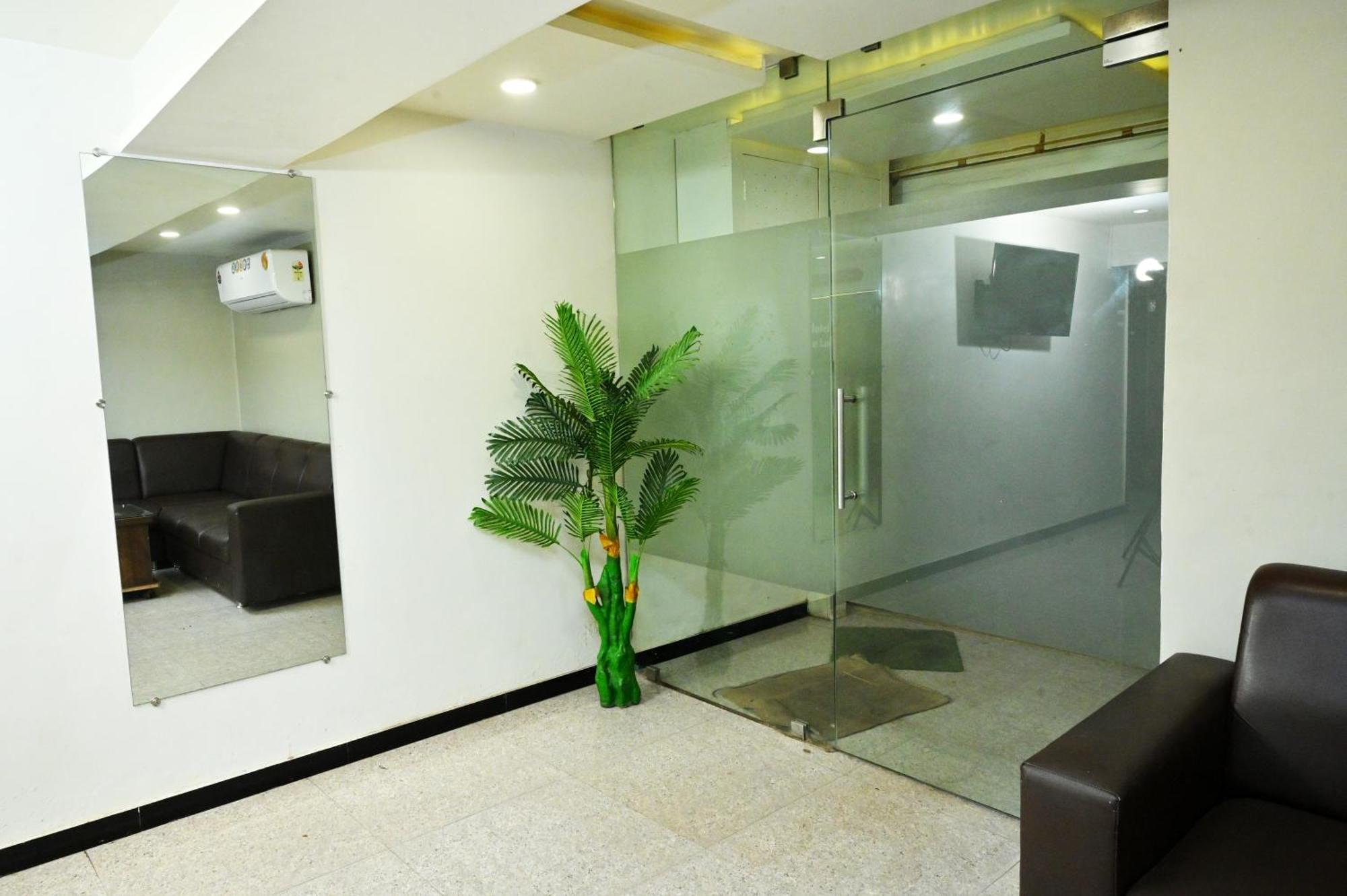 ראג'קוט Hotel Blue Leaf מראה חיצוני תמונה
