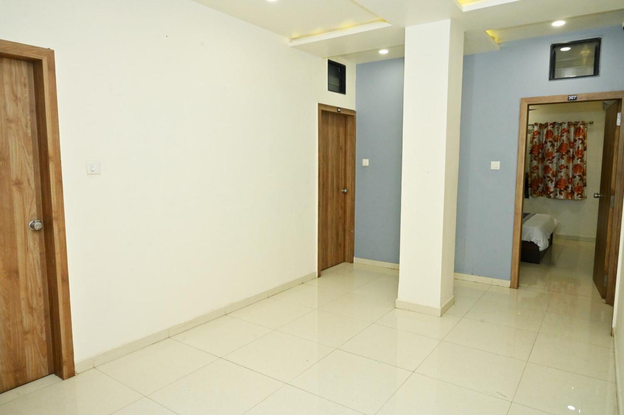 ראג'קוט Hotel Blue Leaf מראה חיצוני תמונה