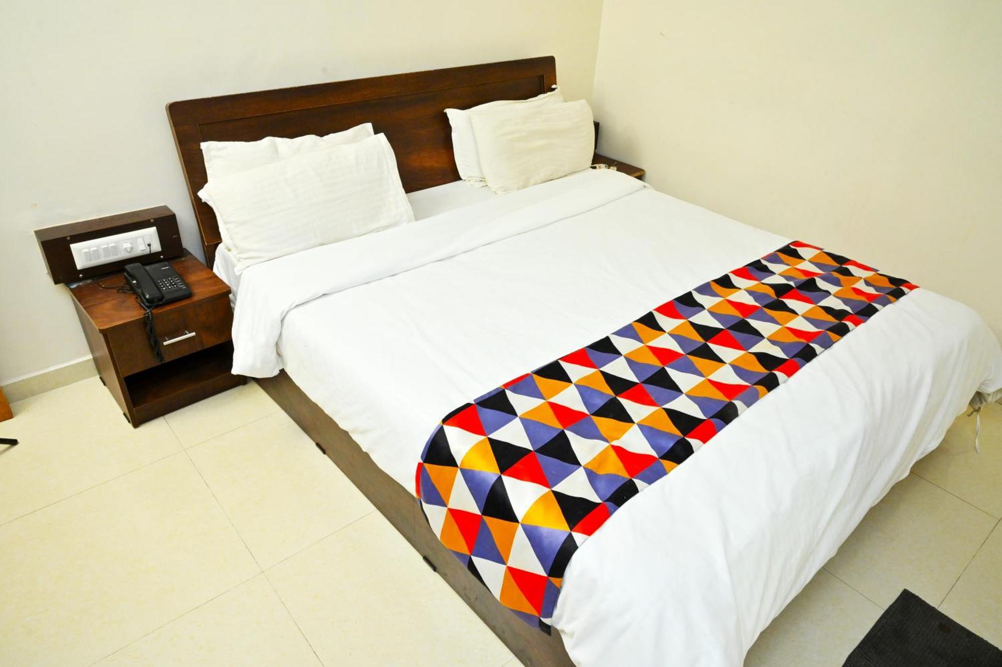 ראג'קוט Hotel Blue Leaf מראה חיצוני תמונה