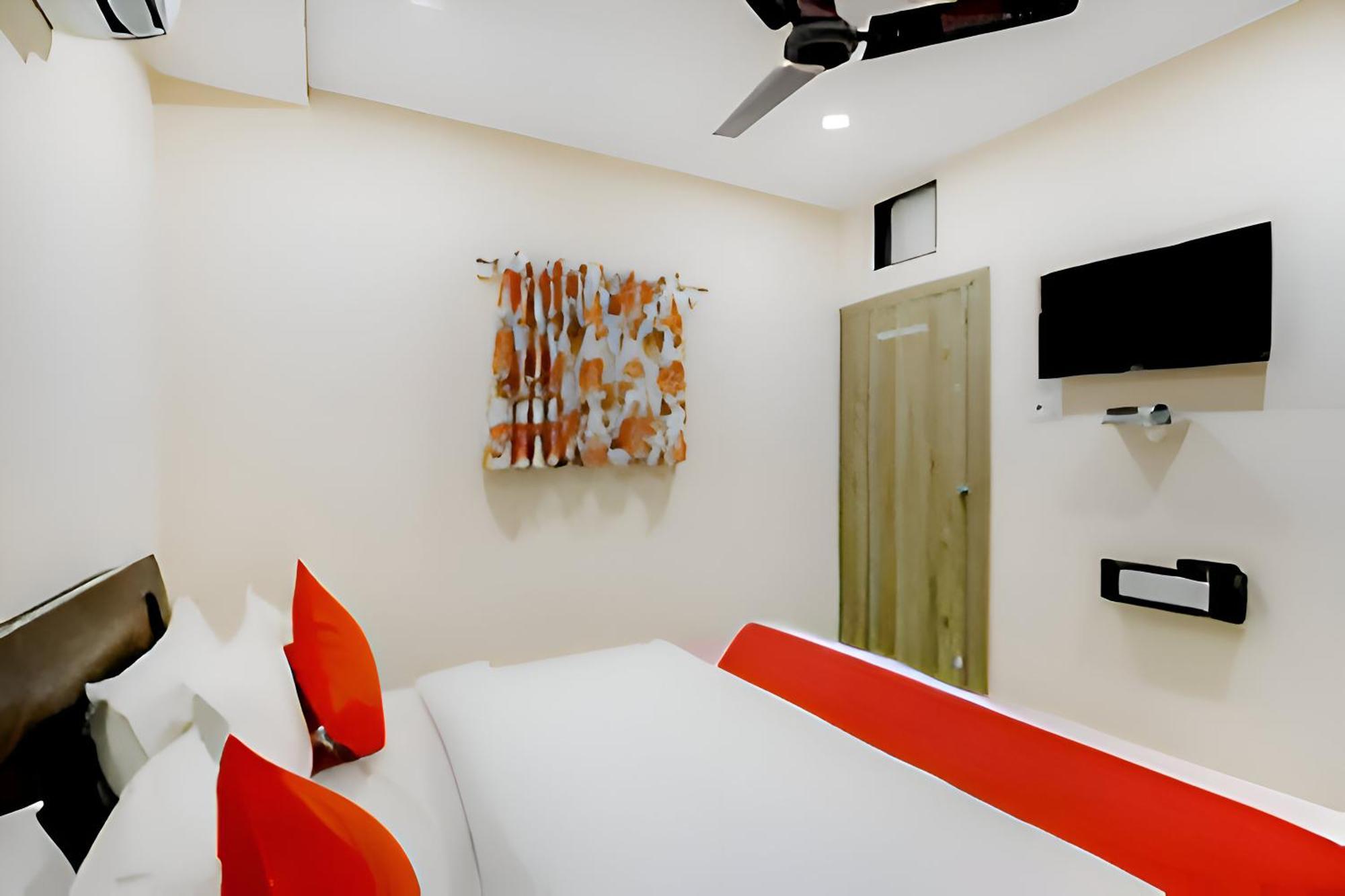 ראג'קוט Hotel Blue Leaf מראה חיצוני תמונה