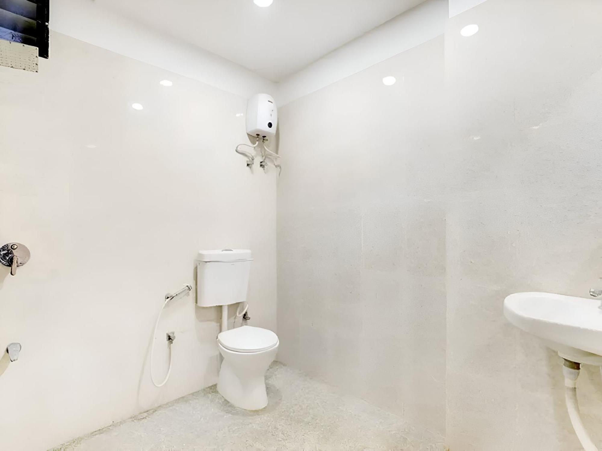 ראג'קוט Hotel Blue Leaf מראה חיצוני תמונה